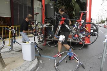 Los asistentes de uno de los equipos alojados en la ciudad, ayer preparando las bicicletas. (Foto: TONI ALBIR)