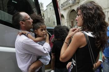 La concejala Marta Arribas no pudo evitar emocionarse en la despedida de la niña que acogió. (Foto: MIGUEL ÁNGEL)