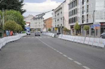 Las calles verinenses se cubrieron de vallas metálicas para recibir hoy a la Vuelta (Foto: Martiño Pinal)