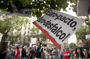 Una de las pancartas desplegadas por los 'indignados' ante la sede central del PSOE. (Foto: LUCA PIERGIOVANNI)