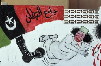 Caricatura de Gadafi pintada en un muro de Trípoli. (Foto: MOHAMED MESSARA)