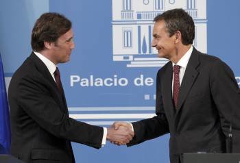Passos y Zapatero se saludan al término de la rueda de prensa en La Moncloa. (Foto: CHEMA MOYA)