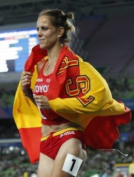 Natalia Rodríguez celebra su tercer puesto en la final femenina de los 1500, durante los Mundiales de Atletismo que se disputan en Daegu.