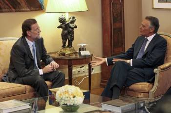 El líder del PP, Mariano Rajoy (i), y el presidente de la República de Portugal, Aníbal Cavaco Silva (d), durante la reunión que ambos han mantenido hoy en Lisboa