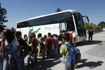 Escolares acceden a un autocar para dirigirse a un colegio de Carballiño. (Foto: MIGUEL ÁNGEL)