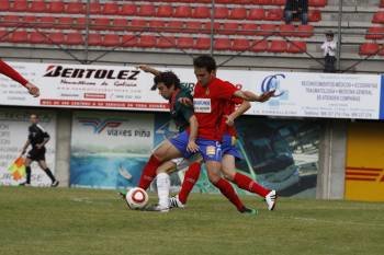 El vianés Denis González, en uno de los partidos con el Ourense en el estadio de O Couto. (Foto: EMILIO NARANJO)