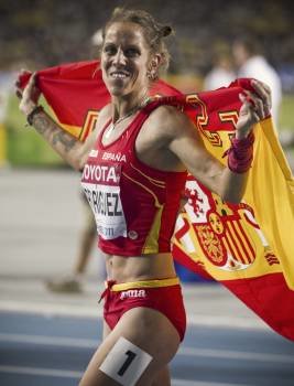 Natalia celebra el bronce envuelta en la bandera nacional (Foto: E. NARANJO)