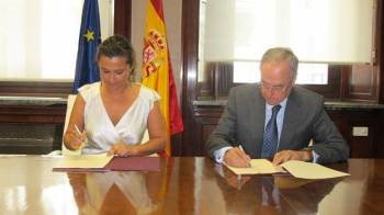 Firma del convenio entre Laura Seara y Enrique Martínez presidente. 