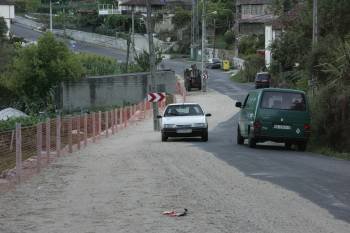 Las obras de mejora del vial provincial OU-0213, a su paso por el núcleo de A Veiga. (Foto: MARCOS ATRIO)