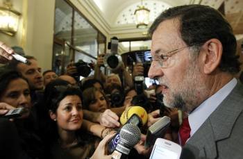 El líder del PP, Mariano Rajoy, hace declaraciones en los pasillos del Congreso, tras finalizar el pleno en el que se ha aprobado hoy con 316 votos a favor y 5 en contra (Foto: EFE)