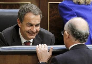 Zapatero conversa con Montoro durante el pleno. Foto: Chema Moya