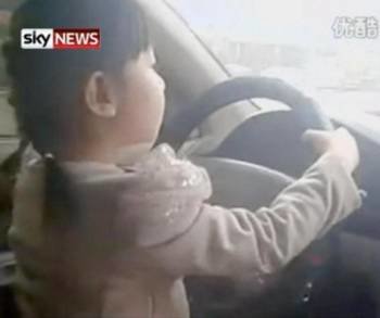 Jia Zheng, de 4 años, al volante de un vehículo