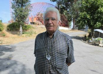El padre Silva en una fotografía tomada en el verano de 2010. Detrás, el mítico Poliedro del circo. (Foto: JAINER BARROS)