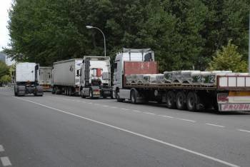 Un camión cargado con pizarra, estacionado en la barquense avenida de Galicia. (Foto: L.B.)