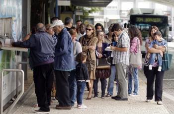 Ciudadanos de Oporto hacen cola para informarse sobre el nuevo bono social. (Foto: JOSÉ COELHO)