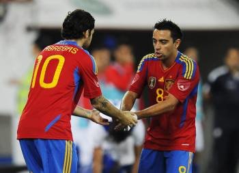 Cesc y Xavi, compañeros en el Barcelona, celebran uno de los dos goles con el que Fábregas cerró la cuenta de la selección. (Foto: JULIO MUÑOZ)