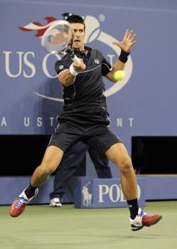 Djokovic devuelve una bola ante Berloq. (Foto: ANDREW GOMBERT)