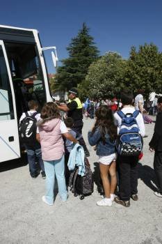 Niños entrando a un autobús escolar. (Foto: MIGUEL ÁNGEL)