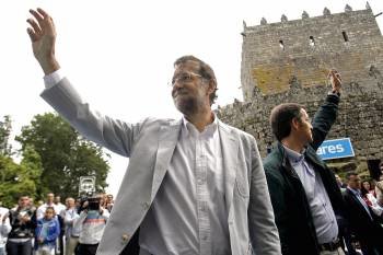 Rajoy y Feijóo saludan a los asistentes al acto del PP en la localidad pontevedresa de Soutomaior. (Foto: SALVADOR SAS)