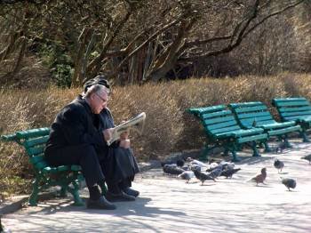 Dos jubilados leen la prensa en un parque. (Foto: ARCHIVO)