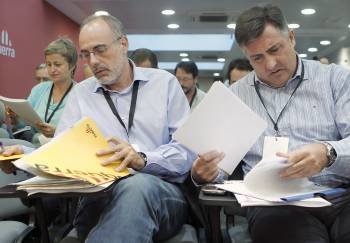 Los dirigentes de Esquerra Republicana de Catalunya Joan Ridao y Joan Puigcercós. (Foto: ANDREU DALMAU)