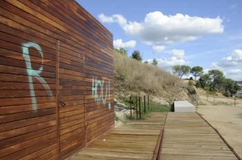 Vista del parque de Montealegre con una de las casetas llena de pintadas. (Foto: MARTIÑO PINAL)