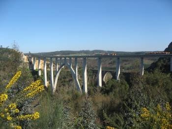Viaducto del AVE sobre el río Ulla, entre las provincias de A Coruña y Pontevedra. (Foto: ARCHIVO)