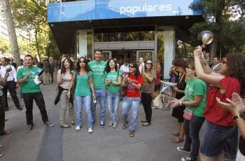 Una decena de profesores de secundaria de la Comunidad de Madrid ha protagonizado una 'cacerolada' ante la sede del PP, en la calle Génova. (Foto: EFE)
