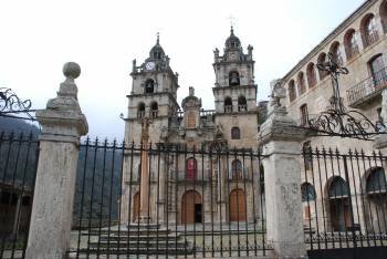Fachada del santuario de As Ermidas, la construcción más importante del patrimonio valdeorrés. (Foto: L.B.)