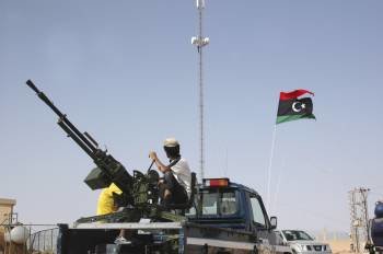 Rebeldes libios toman una antena de comunicación en  Bani Walid, bastión en manos gadafistas. (Foto: JAVIER MARTÍN)