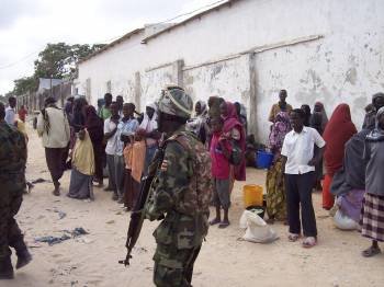 Somalíes esperando acceder al centro de alimentación en Mogadiscio.  (Foto: ALONSO)