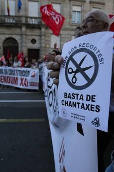 Manifestantes convocados ayer en Ourense contra la reforma. (Foto: MIGUEL ÁNGEL)