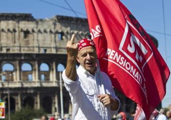 Un manifestante hace un gesto obsceno ante el Coliseo de Roma, durante la huelga general. (Foto: MASSIMO PERCOSSI)