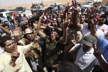 Un grupo de rebeldes libios celebran una victoria cerca de Bani Walid (Foto: Messar)