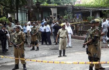  Policías indios aseguran el área donde se ha producido una explosión cerca del Tribunal Supremo en Nueva Delhi .Al menos nueve personas han muerto y 45 han resultado heridas por la explosión hoy de una bomba (Foto: EFE)