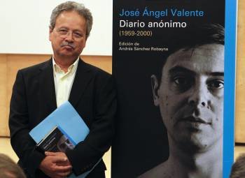 Andrés Sánchez Robayna junto a un cartel con la portada del libro sobre Valente. (Foto: MONDELO)