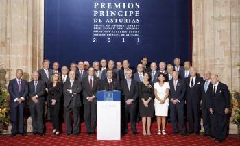 Álvarez-Cascos junto al resto del jurado anunció el ganador del Príncipe de Asturias de la Concordia. (Foto: J.L.CEREIJIDO)
