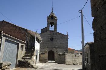La iglesia parroquial de Viladerrei, donde se custodia la imagen de la virgen. Ayer permanecía cerrada (Foto: MARTIÑO PINAL)