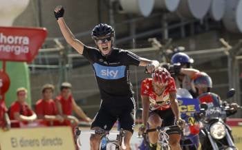 Chris Froome celebra su triunfo de etapa por delante del líder, el español Juanjo Cobo (Foto: José M. Vidal)