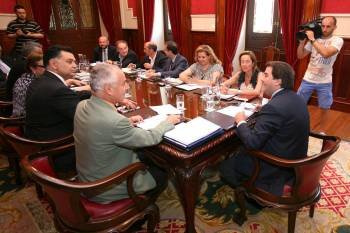 Los miembros del equipo de gobierno, en una reunión en el Concello herculino. (Foto: ARCHIVO)