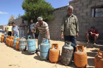Un grupo de libios hace cola para comprar bombonas de gas en Trípoli. (Foto: MOHAMED MESSARA)