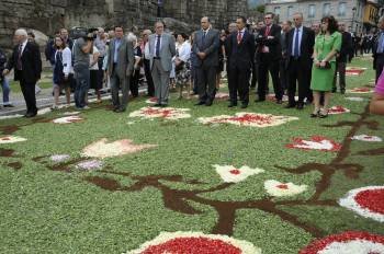 Las autoridades, ante la alfombra de flores, en Ribadavia (Foto: MARTIÑO PINAL)
