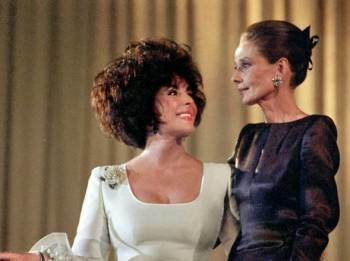 Foto de archivo en la que aparece  Elizabeth Taylor junto a la británica Audrey Hepburn. (Foto: Archivo EFE)