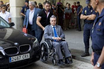 El torero José Ortega Cano abandona los juzgados de Sevilla en una silla de ruedas tras declarar como imputado por el accidente de tráfico en el que murió el ocupante de un vehículo con el que chocó su todoterreno (Foto: EFE)