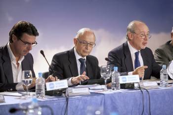 El presidente de Bankia, Rodrigo Rato (d), ante el coordinador del Economía del PP, Cristobal Montoro (c); y el presidente de los populares canarios, José Manule Soria (i), durante su intervención en el Foro de Empleo. EFE