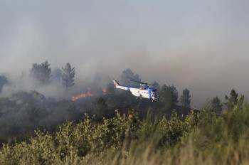 Efectivos de extinción de incendios trabajando ayer en el fuego declarado en Carpazás (Bande). (Foto: MARTIÑO PINAL )