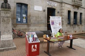 Una voluntaria fomentando la lectura en la calle durante el pasado mes de agosto.