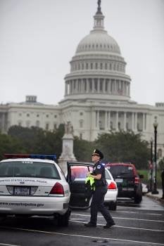 Policias efectúan un control ante el Capitolio en Washington (Foto: Lo Scalzo)