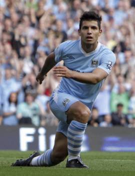 El delantero argentino del Manchester City Sergio 'Kun' Agüero celebra su segundo gol contra el Wigan Athletic (Foto: EFE)