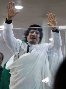 El exdictador libio Muamar el Gadafi saluda a sus simpatizantes días antes de desaparecer por el acoso de los rebeldes.